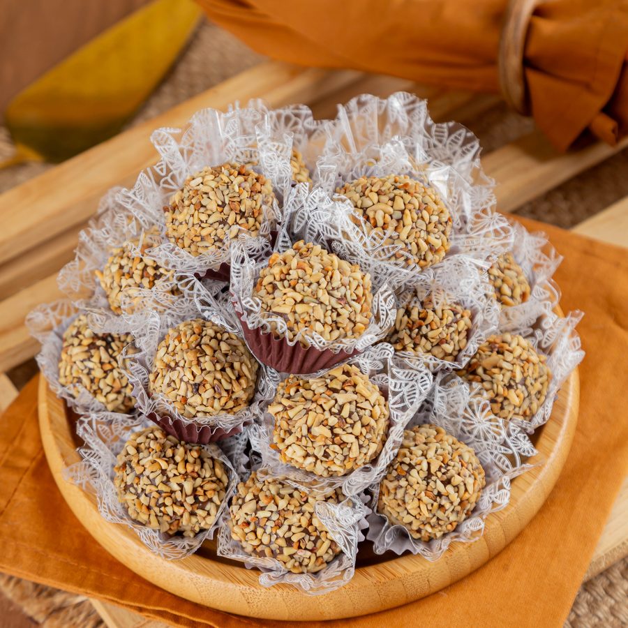 Bombom de brigadeiro crocante